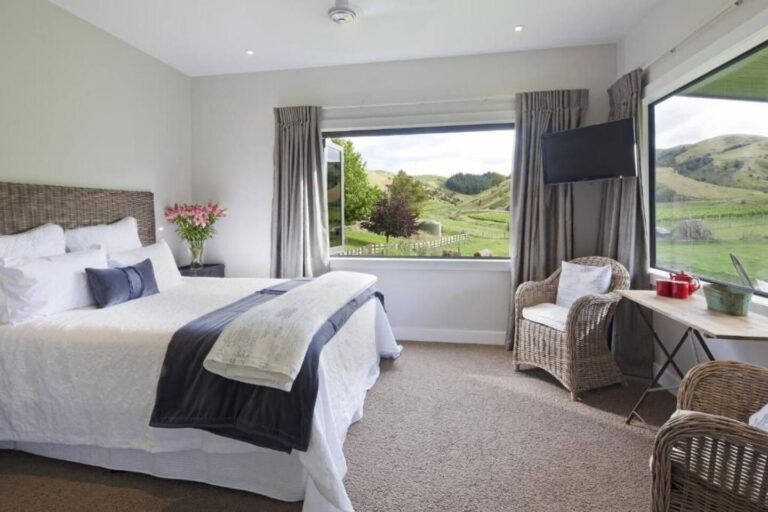 Luxury Lodge + Villa Large Group Hawkes Bay