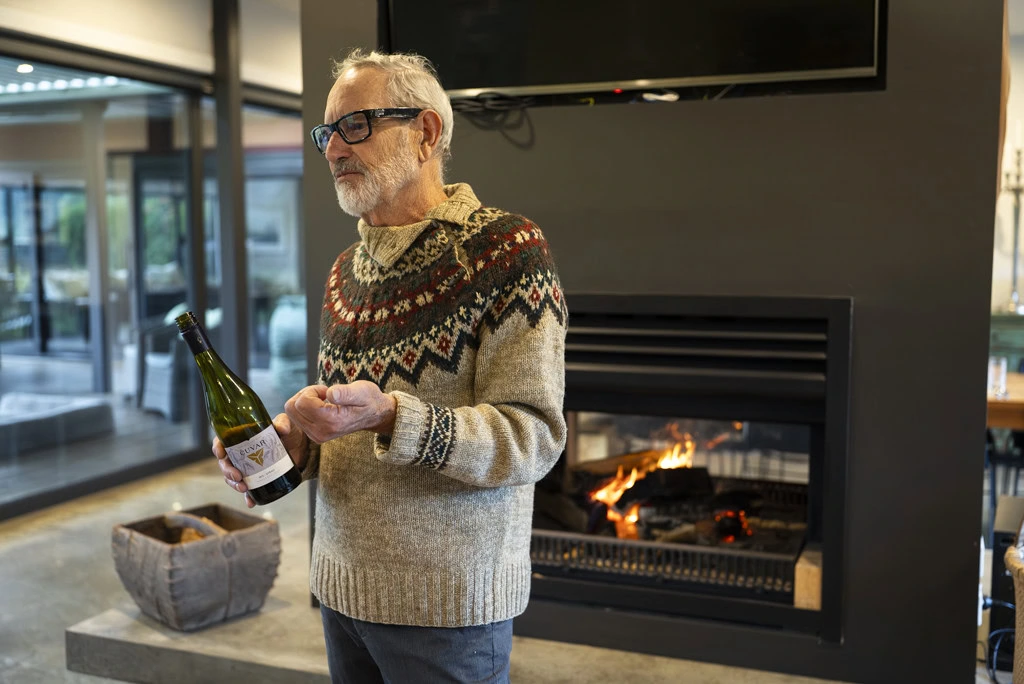 Winemaker Gordon Russell presenting a wine at a Kiwiesque Winter Food and Wine Experience